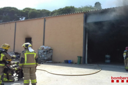 Imagen de Bomberos haciendo tareas de ventilación en la nave.