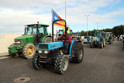 Pla general de diversos tractors a la seva arribada al centre penitenciari de Mas d'Enric.