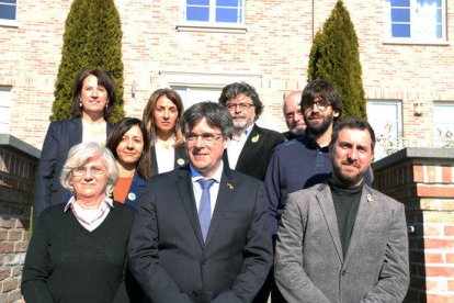 El expresidente Carles Puigdemont, Toni Comín, Lluís Puig, Clara Ponsatí, Elisenda Paluzie, Neus Torbisco-Casals, Antoni Castellà, Meritxell Budó, y Guillem Fuster en Waterloo el 23 de febrero del 2019.