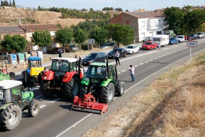 Plano abierto del corte de carretera en la C-12 en Flix por parte de campesinos afectados por el incendio de la Ribera d'Ebre.