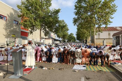 En la calle Tolerància se colocaron alfombras para generar un espacio adicional por el 'Eid Al-Adha'.