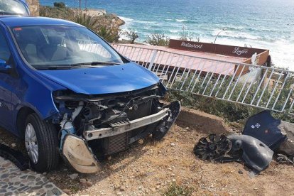 Imagen del estado en el que quedaron el coche y la barandilla a causa del accidente.