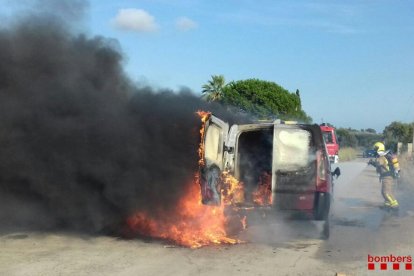 Un bomber extingint el foc del vehicle.