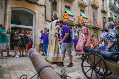 Imagen de uno de los momentos del Pasacalle, con el cañón restaurado a la derecha.