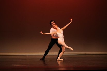 Los bailarines de la Escuela Internacional de Danza Maria de Ávila en su actuación en la clausura del Año dedicado a Roseta Mauri en Reus.