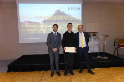 Carles López Rofes recogiendo el premio.