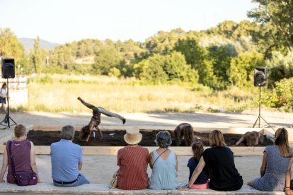 Plano general de un espectáculo de danza en las calles de Les Piles en el marco del festival Danseu, el 9 de agosto del 2019.