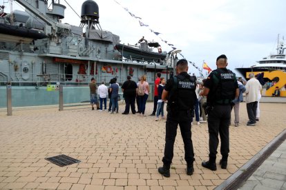 Dos agentes de la Guardia Civil de espaldas haciendo tareas de vigilancia del patrullero Infanta Cristina ubicado en el Muelle de la Costa del Puerto de Tarragona.