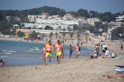 Dos socorristas en una de las playas de Torredembarra el pasado verano.