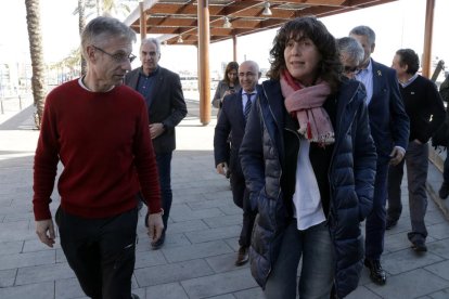 La consellera d'Agricultura, Teresa Jordà, conversant amb el president de la Confraria de Pescadors de Tarragona, Esteve Ortiz.