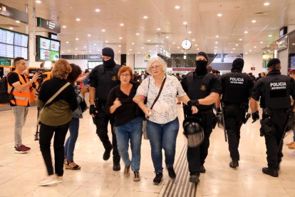 Una mujer desalojada del Pícnic per la República en la estación de Sants.