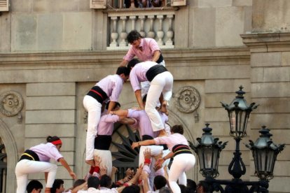 Imagen de archivo de los Muchachos de Terrassa cargando un castillo durante la festividad de Mercè.