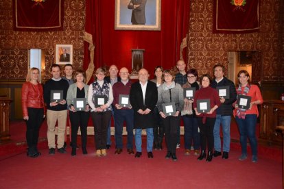 Foto de familia de los representantes de las escuelas que participan en el programa.