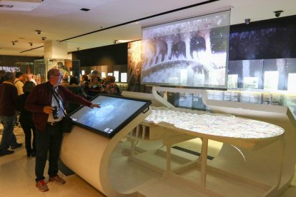 Un visitante del Gaudí Centre, en la nueva instalación.