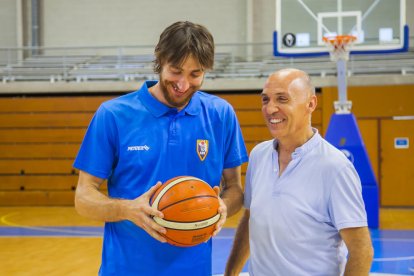 Ferran Torres i Jacint Rodríguez en el pabellón del Serrallo, después de anunciar la renovación.