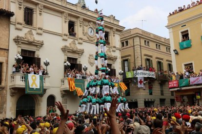 3 de 10 amb folre i manilles descarregat por los Castellers de Vilafranca en la diada castellera de Sant Fèlix de 2018.