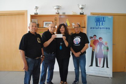 Momento de la entrega del talón a la representante de Astafanias, Alejandra Salor.