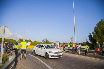 La protesta de los vecinos de varios municipios del Bajo Gaià ha vuelto a provocar retenciones en la carretera N-340 en Torredembarra.