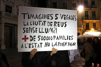 Un cartel que denuncia el elevado número de hogares que no pueden pagar la factura de la luz.