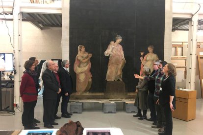 El arzobispo, técnicos del Centro de Restauración y acompañados, durante la visita.