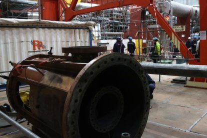 Treballs de manteniment durant la 23a recàrrega de combustible a la sala de turbines de la central nuclear de Vandellòs II.