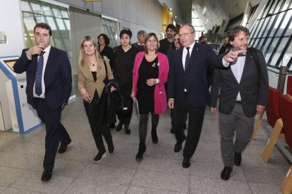 Alba Vergés, al centre, amb la vicealcaldessa, l'alcalde, el regidor de Salut i el director de CatSalut.