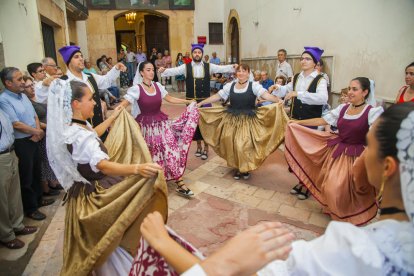 Instante del Ball Pla de Sant Magí, ayer por la noche en el Portal del Carro.