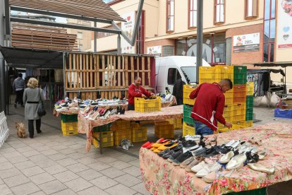 Uno de los nuevos marchantes instalados en Reus, que comercializa calzado, prepara la parada.