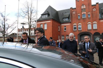 L'expresident Carles Puigdemont marxant després d'entrar a la presó de Neumünster quan es compleix un any de la seva detenció a Schleswig-Holstein, a Alemanya.