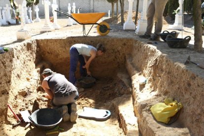 La primera actuació s'ha començat a fer aquesta setmana al cementiri d'Alguaire.