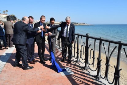 Joan Sabaté, Àlvaro Sánchez, Josep Maria Cruset, Damià Calvet i Josep Fèlix Ballesteros destapant la placa davant del 'balconet'.