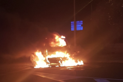 Imatge del vehicle, en flames.