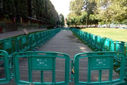 Imatge del passeig de la Tabacalera encerclat amb tanques.