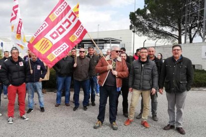 Los trabajadores durante la concentración en las puertas de Sarpi.