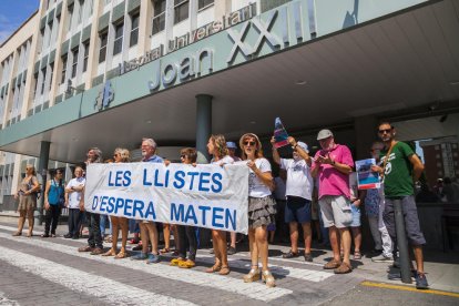 Miembros de la plataforma, durante una concentración en las puertas de Joan XXIII.