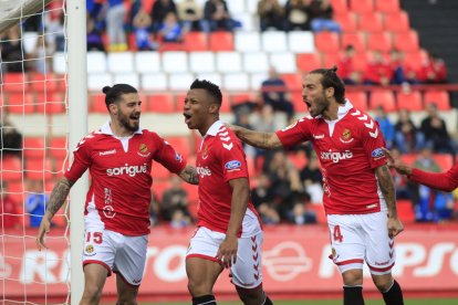 Pipa, Uche y Palanca, celebrando el gol que el nigeriano le marcó al Numancia