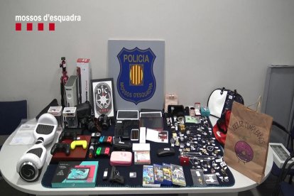 Objectes intervinguts pels Mossos d'Esquadra dels pressumptes autors dels robatoris amb força en domicilis de Vilanova i la Geltrú, l'Hospitalet de Llobregat i Lleida,