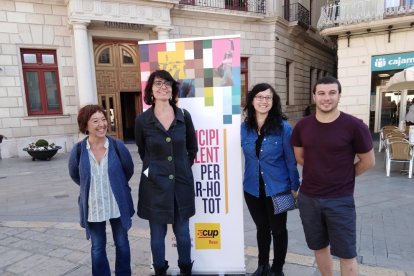 Pla general d'una roda de premsa de la CUP, amb la cap de llista i portaveu, Marta Llorens, al centre, davant l'Ajuntament de Reus. Imatge del 29 de maig del 2019