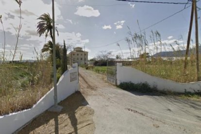 puerta de acceso al centro de menores donde se ha encontrado el artefacto simulado.