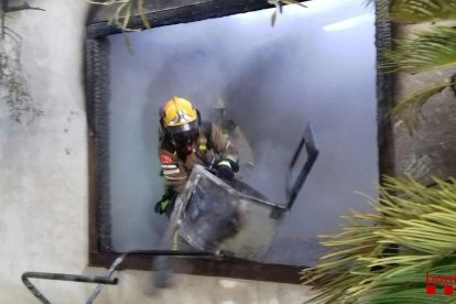 Imagen del incendio que a primera hora de la mañana ha provocado una barbacoa en Roquetes.