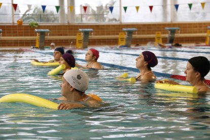 Mujeres operadas de cáncer de mama haciendo aquagym para recuperarse, en la piscina cubierta del Fornàs, en Valls.