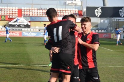 Un jove jugador del CF Reus celebrant un gol durant la temporada passada.