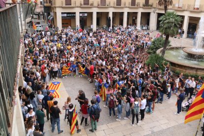 Pla picat de part dels concentrats a la plaça de l'Ajuntament de Tortosa en la primera protesta contra la sentència.