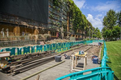 Un operari treballa, ahir a la passarel·la de fusta de a Tabacalera.