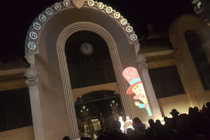 Imagen de la plaza Corsini, llena hasta los topes, y con el carillón de la fachada del Mercat en el fondo, durante la fiesta de Fin de Año del 2018.