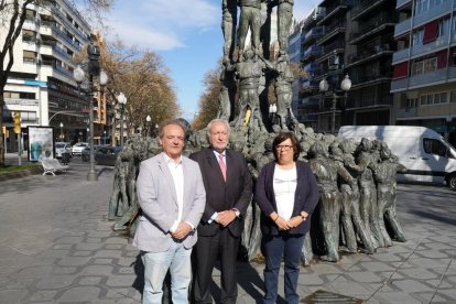 D'esquerra a dreta: Carlos Calderón, Antoni Fernández i Josepa Loos, a la Rambla Nova.