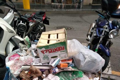 Imagen del saco de construcción lleno de basura en una acera de la calle Eivissa.