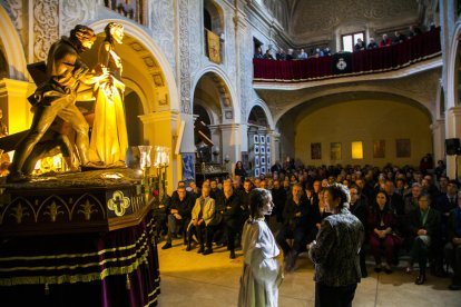 Neus Torner, en el paper de la nena que apareix en el misteri de la germandat.