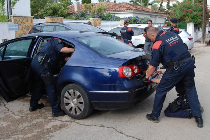 Imatge del moment de la detenció d'un dels integrants del grup criminal.