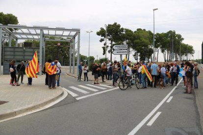 Pla general de la concentració de més d'una cinquantena de persones, davant la presó de Mas d'Enric al Catllar.